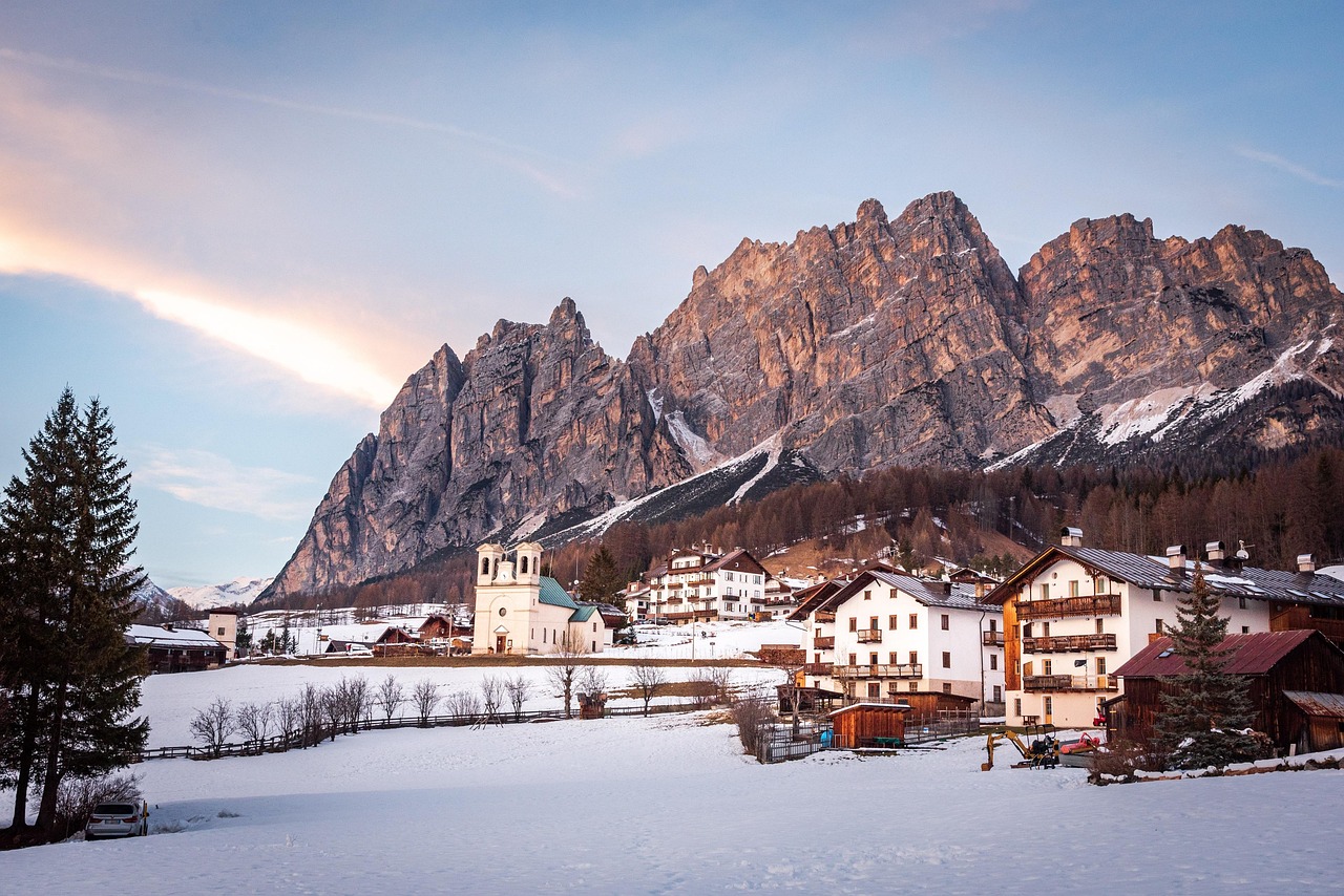 Immagine decorativa: un paese situato sotto le dolomiti